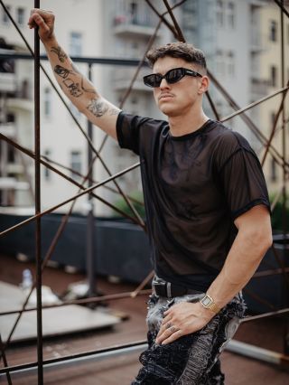 Tohle nejsou kousky z katalogu. 🔥 Každý kus je originál.🫶🏻 Zkrácené střihy, přepárané švy, oversized siluety. Trochu punk,...